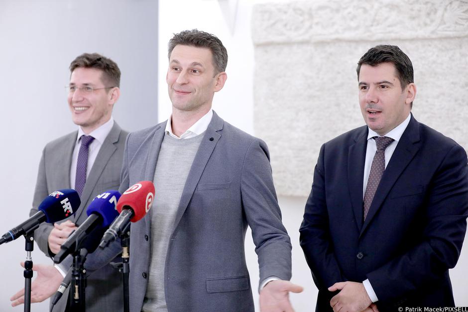 Zastupnik Božo Petrov komentirao  u Saboru aktualna događanja