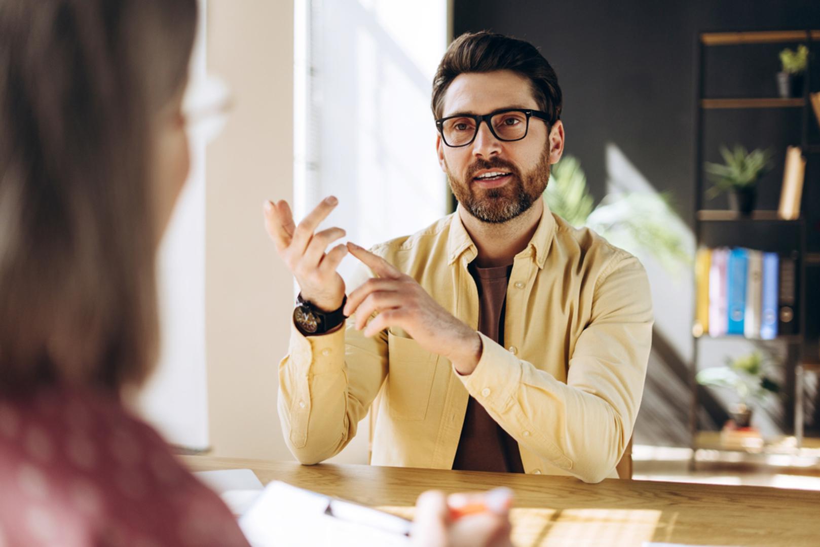 Žuta: Žutu često biraju optimisti, kreativci i ljudi koji svijet gledaju kroz prizmu mogućnosti. Volite se smijati, isprobavati novo i unositi vedrinu u svaki prostor u koji uđete. Psiholozi žutu povezuju s inteligencijom, znatiželjom i spremnošću na učenje iz iskustava. Drugi mogu doživjeti kao 'vječito razigrane', ali upravo je ta iskra ono što vas čini posebnima.