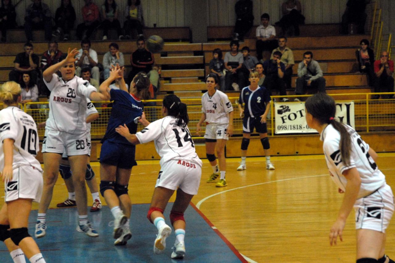 'slavonija-11.03.10-slavonski brod -hrvatska -  rn:rukomet--brodske rukometasice (bijele) u nastavku prvenstva igraju kao preporodjene Photo: Ivica Galovic/PIXSELL'