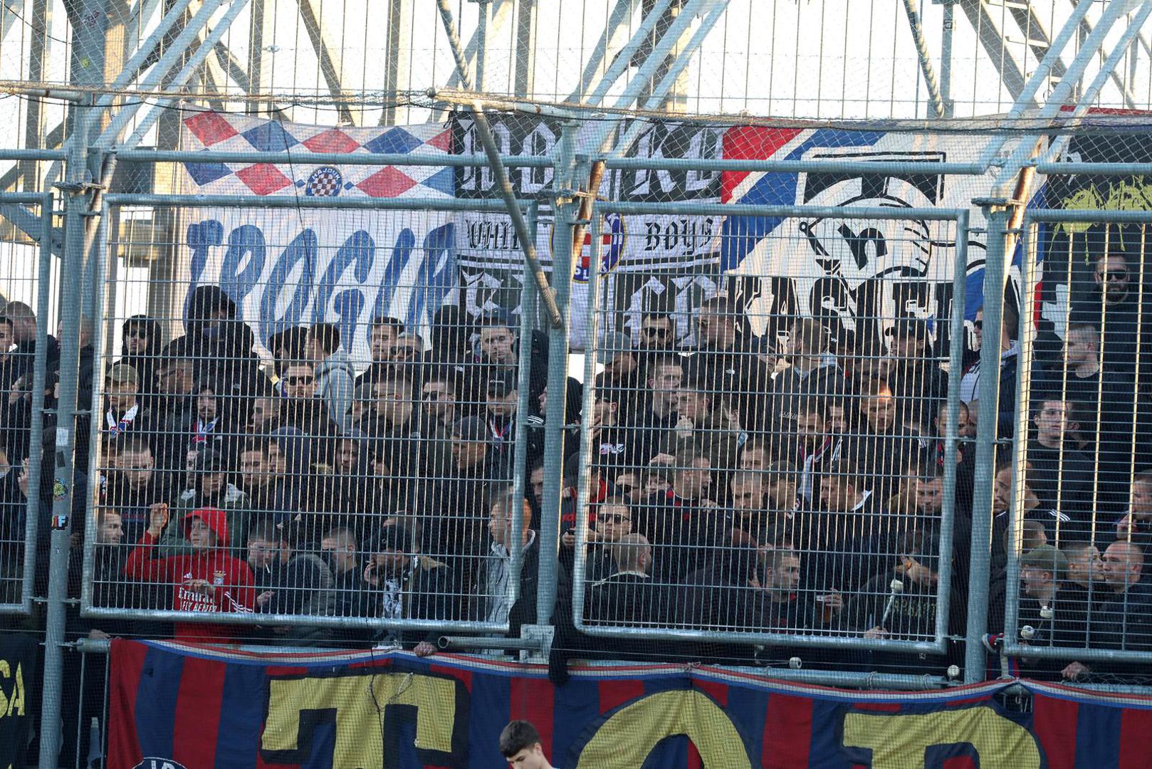 Fotoaparati su uhvatili baklju, ali daleko je to od kaosa i nereda koje navijačka skupina priređuje iz kola u kolo. U drugom su poluvremenu uspjeli prekinuti utakmicu bengalkama, nakon što je Armada isto učinila bakljama.