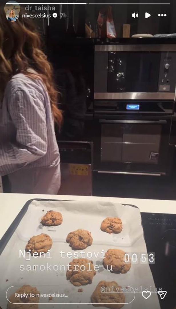 Snimkom su otkrile da njihova kuhinja odiše suvremenim minimalizmom, ali istovremeno zadržava toplinu doma u kojem se doista živi.
Dominiraju tamne, sjajne fronte kuhinjskih elemenata koje prostoru daju dozu luksuza i urbane sofisticiranosti, dok drveni pod unosi prirodnu ravnotežu i osjećaj ugode.