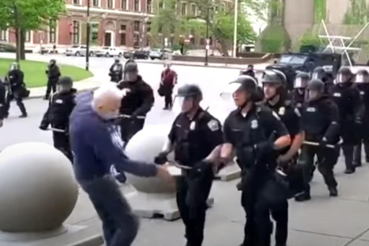 Policija u SAD-u gurnula muškarca na tlo