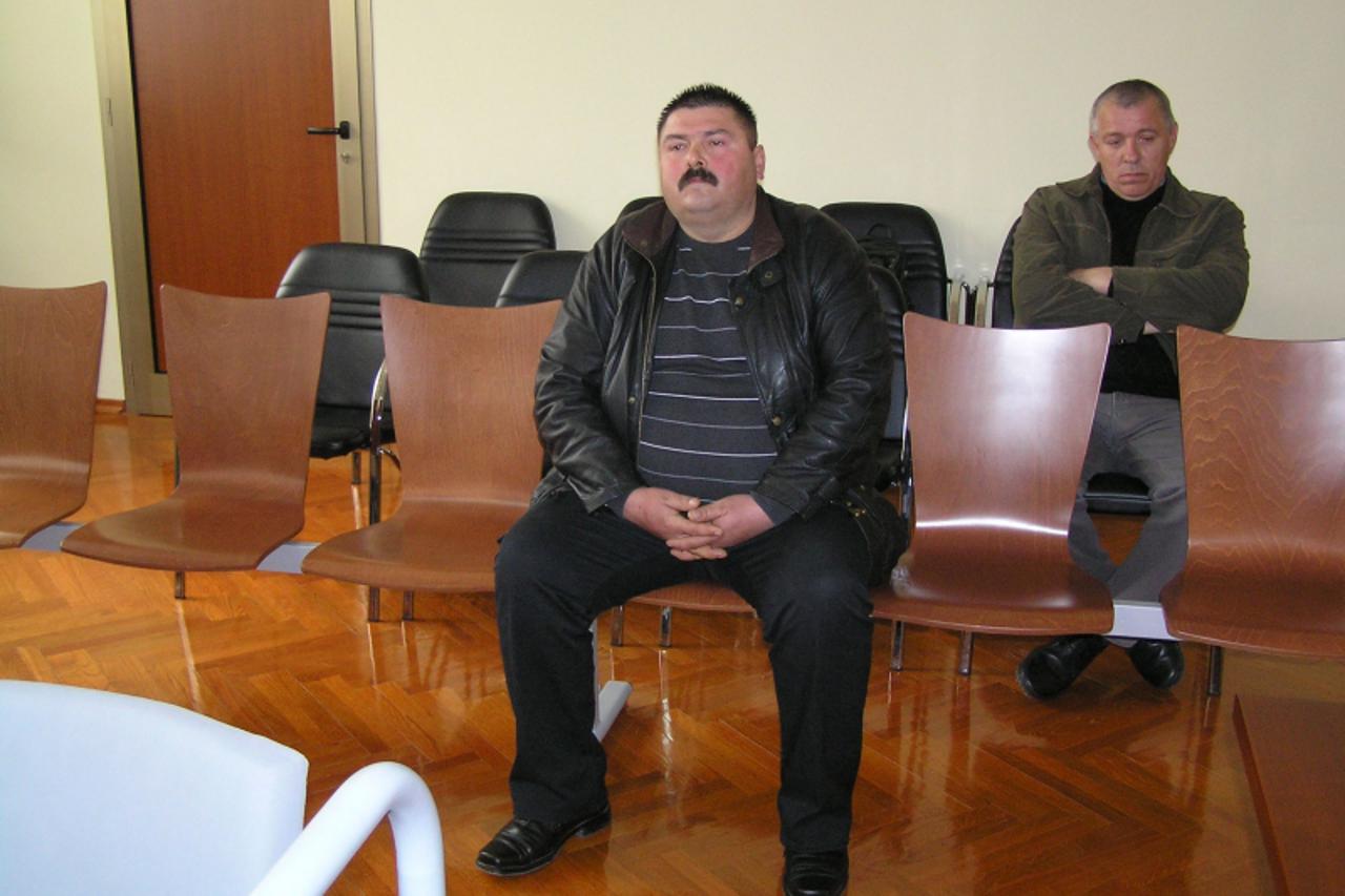 'zagorje - 22. 02. 2011.,Zlatar, Hrvatska - Ivica Culej na sudenju za pokusaj ubojstva pri Stalnoj sluzbi Zlatar zagrebackog Zupanijskog suda, iza njega ostecenik Stjepan Puklin'