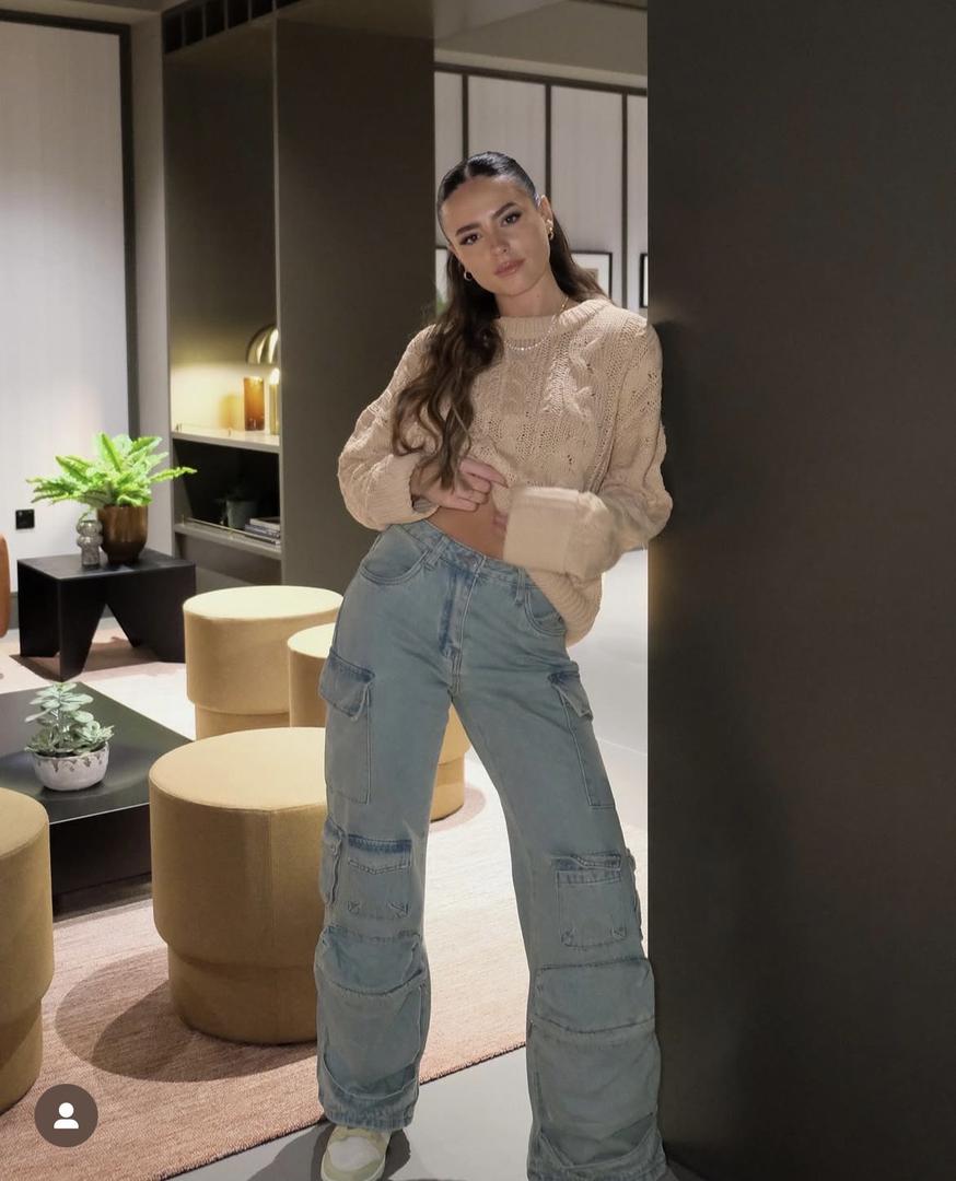 Stekla je popularnost u showu Love Island, gdje je prošla kroz nekoliko turbulentnih veza.