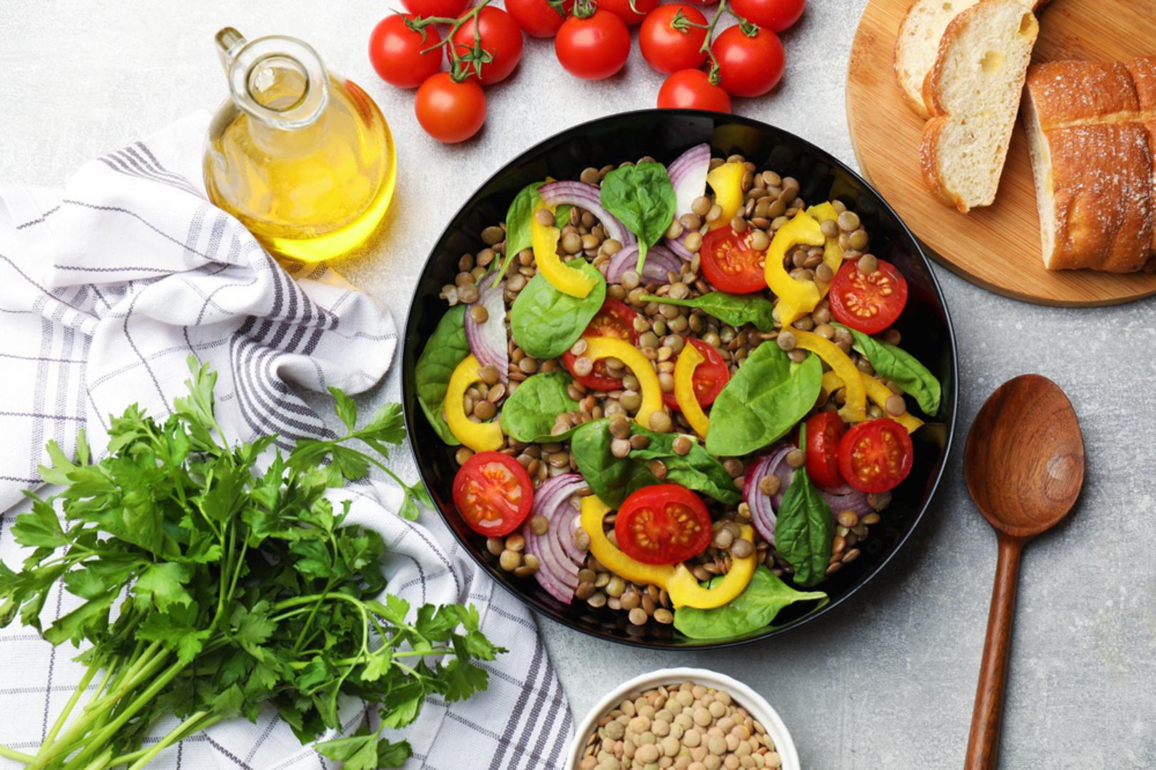 Leća: Leća je odličan biljni izvor proteina, vlakana i željeza te se lako kombinira s drugim namirnicama. Vlakna mogu pomoći urednoj probavi, koja kod nekih žena tijekom perimenopauze postaje osjetljivija, a mogu pridonijeti i kontroli razine šećera i kolesterola u krvi. Zbog svoje zasitnosti, pristupačne cijene i jednostavne pripreme leća je vrlo praktičan dodatak juhama, varivima, salatama i prilozima.