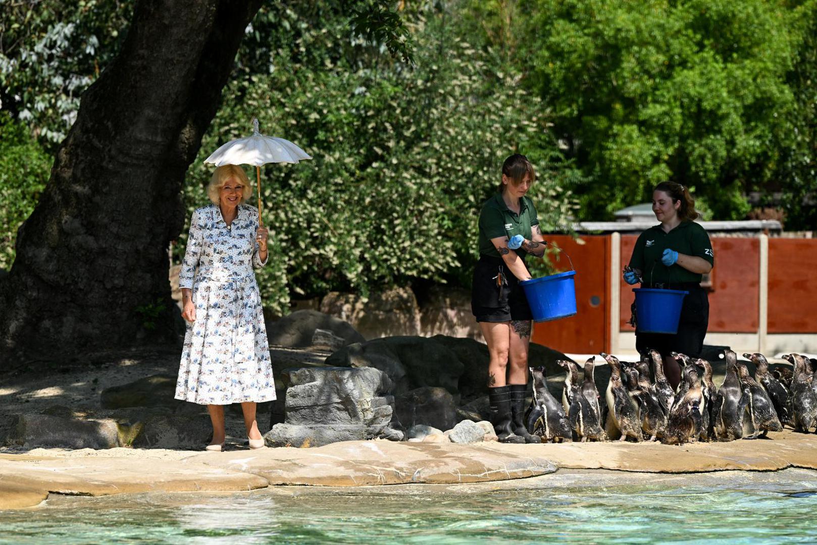 Bili su odlično raspoloženi te se šalili i pozirali, a Camilla je zbog jakog sunca nosila i zaštitni suncobran. 