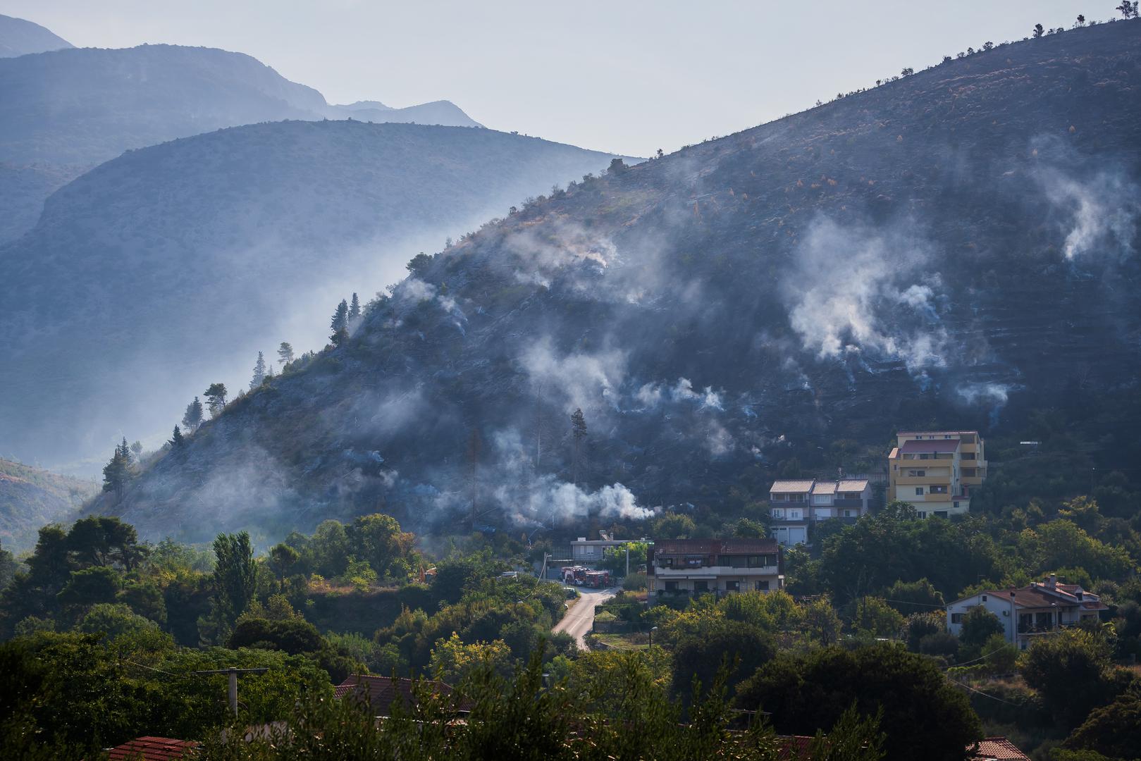 Jutros je situacija puno bolja, a smirio se i vjetar. "Pomažu nam zračne snage i nadamo se najboljemu" rekao je zapovjednik DVD-a Žrnovica Tomislav Mihanović. 