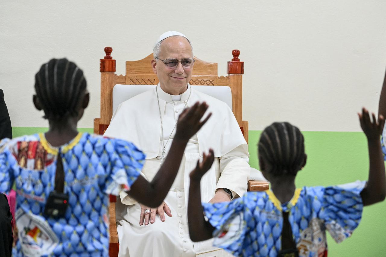 storyeditor/2026-04-16/2026-04-15T174521Z_1624627360_RC2TPKAV4JFW_RTRMADP_3_POPE-AFRICA-CAMEROON.JPG