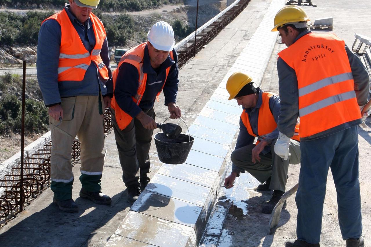 15.02.2013., Puljani, Kobiljaca - Radnici Konstruktora na gradilistu A1 na dionici Vrgorac - Ploce. Photo: Ivo Cagalj/PIXSELL
