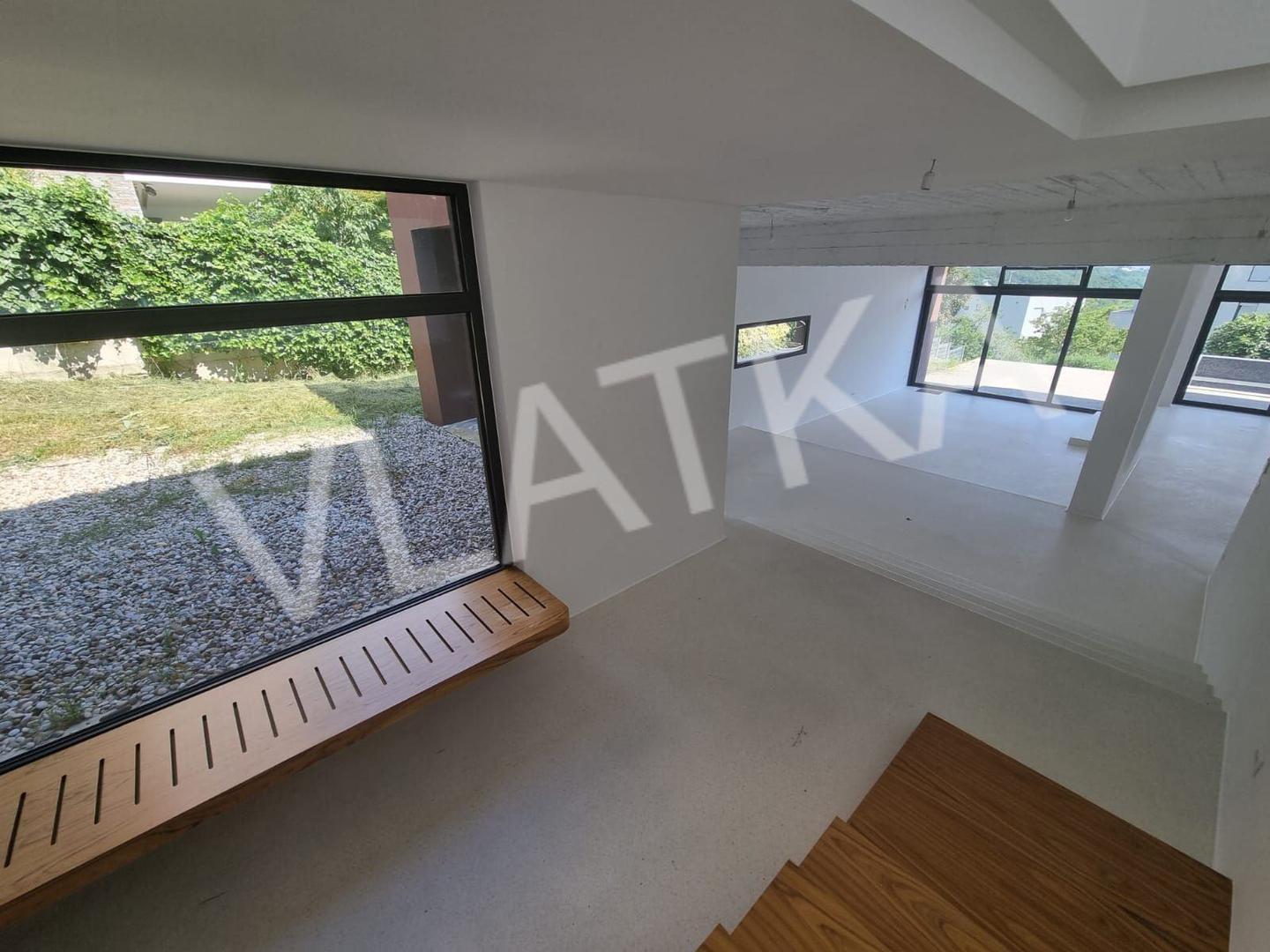 Izgrađena je 2012. godine i potpuno renovirana 2023., a prostire se na 430 m² stambene površine s prostranom okućnicom od 1.532 m². 