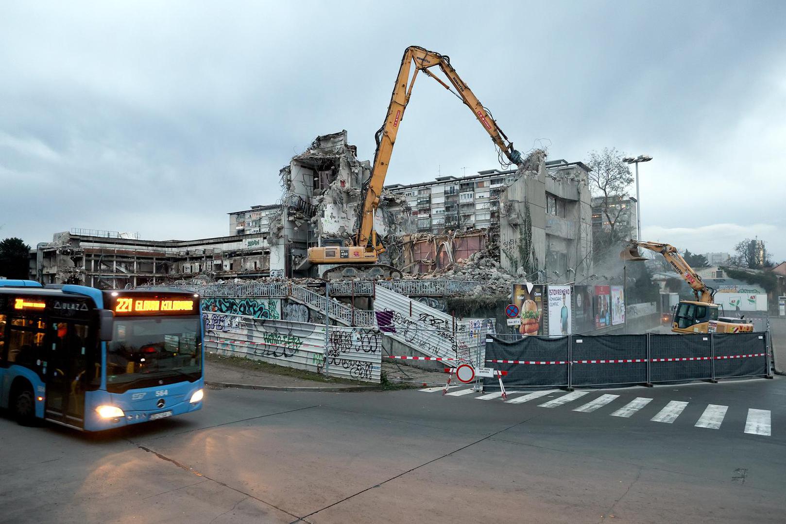 Ukoliko ste ovih dana prolazili jednim od najfrekventnijih prometnih čvorišta u Zagrebu, Glavnim kolodvorom, zasigurno ste primijetili da je od ljetos kada je rušenje počelo do danas, malo toga ostalo od nekoć legendarne zgrade u Paromlinskoj.
