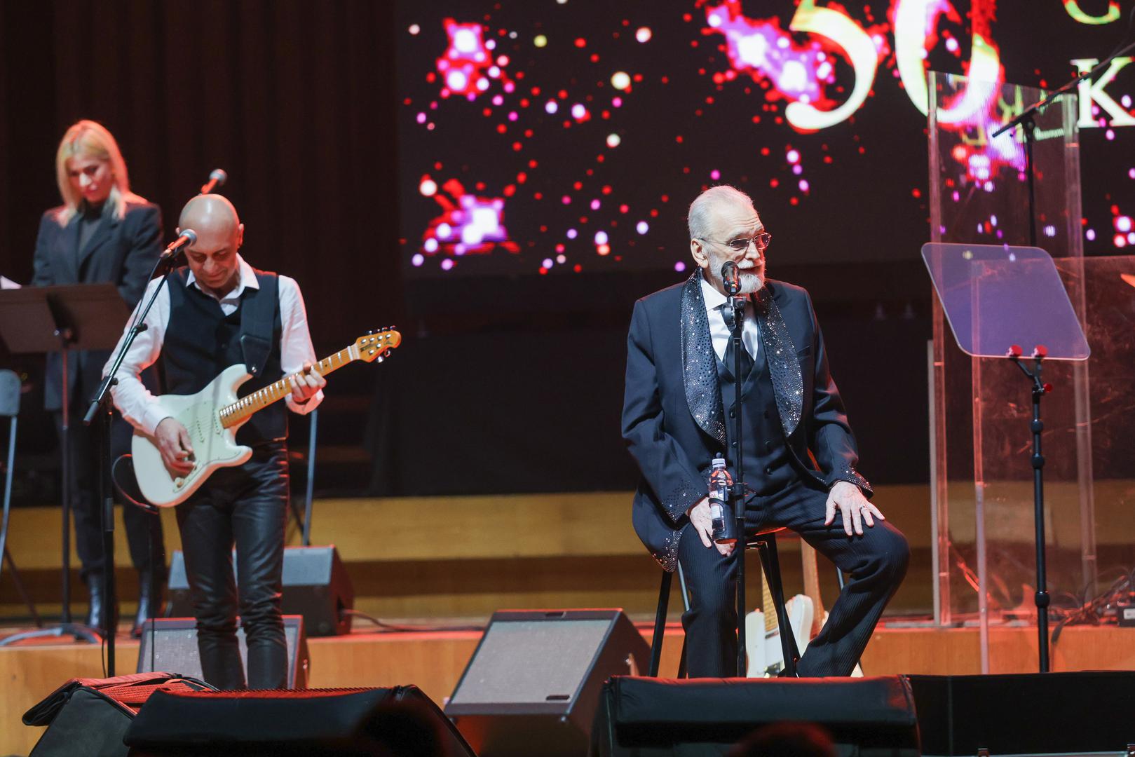 Posebnu težinu večeri dalo je i podsjećanje na bogatu autorsku suradnju koja je obilježila Pejakovićevu karijeru. Njegove hitove potpisuju neka od najvećih imena regionalne glazbe – Zrinko Tutić, Kornelije Kovač, Tonči Huljić, Mario Mihaljević i Dražen Zečić, čime je dodatno naglašena umjetnička vrijednost njegova opusa.