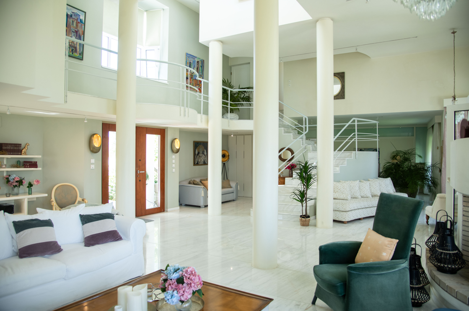 Ambiciozne, samouvjerene, svestrane i zanimljive kandidatkinje iz svih krajeva Lijepe Naše, regije, ali i Europe, ovdje će se vrlo brzo moći osjećati baš kao kod kuće. U slobodnim trenucima između spojeva, djevojke će moći uživati sunčajući se u ogromnom vrtu i kupajući se u velikom vanjskom bazenu, a za sportske tipove tu su i teniski tereni.