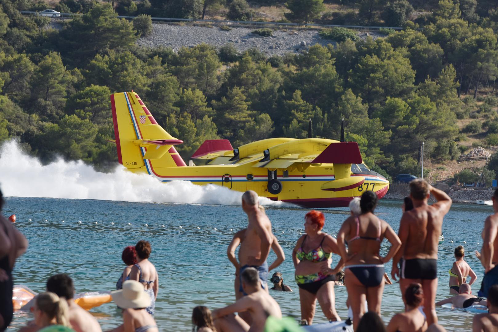 Piloti hrvatskih kanadera u akciji u uvali Grebaštica privlačili pozornost mnogih kupača i prolaznika