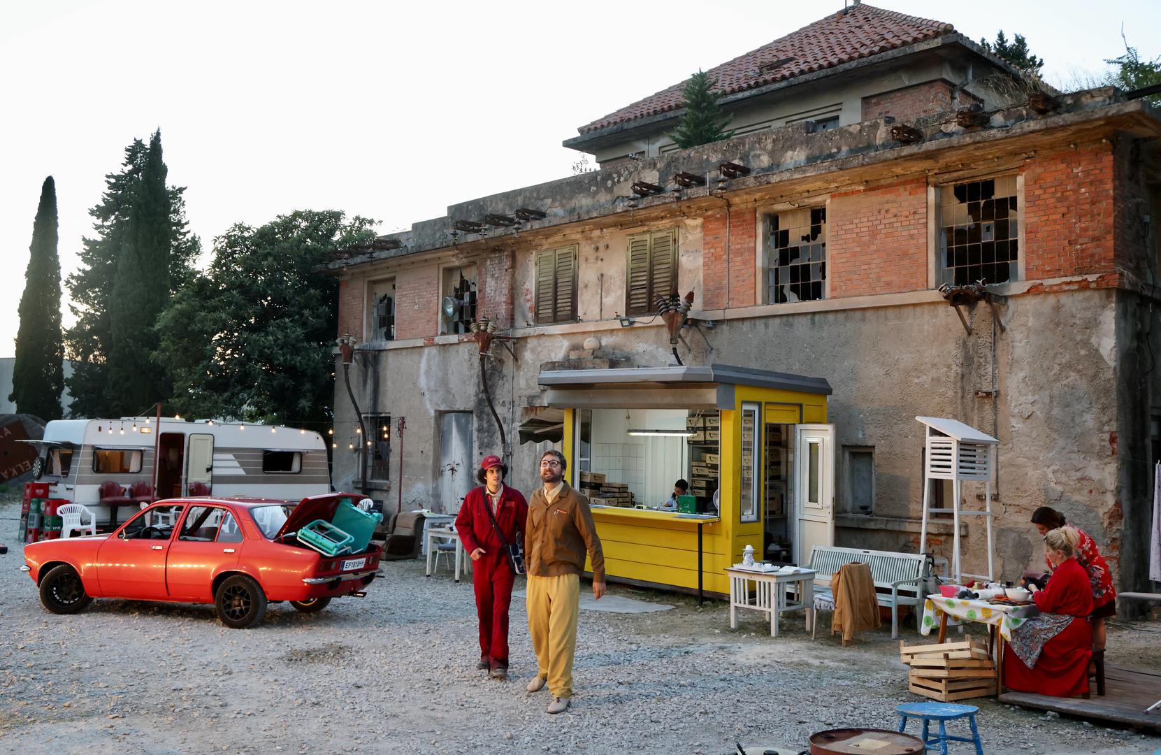 - Glavni lik Florijan koji je na granici autizma ali shvaća kvantnu fiziku i odjednom shvati da nam prijeti uništenje 