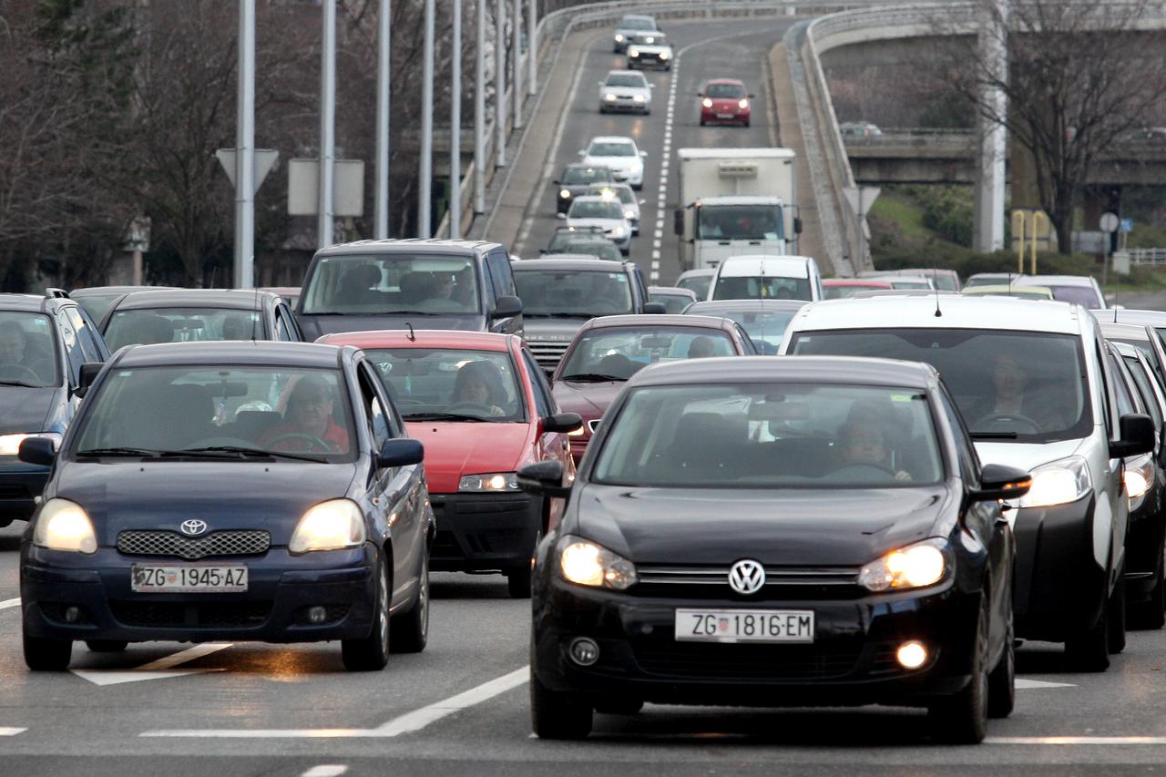 Prelaskom na ljetno računanje vremena vozači će moći danju ugasiti svjetla