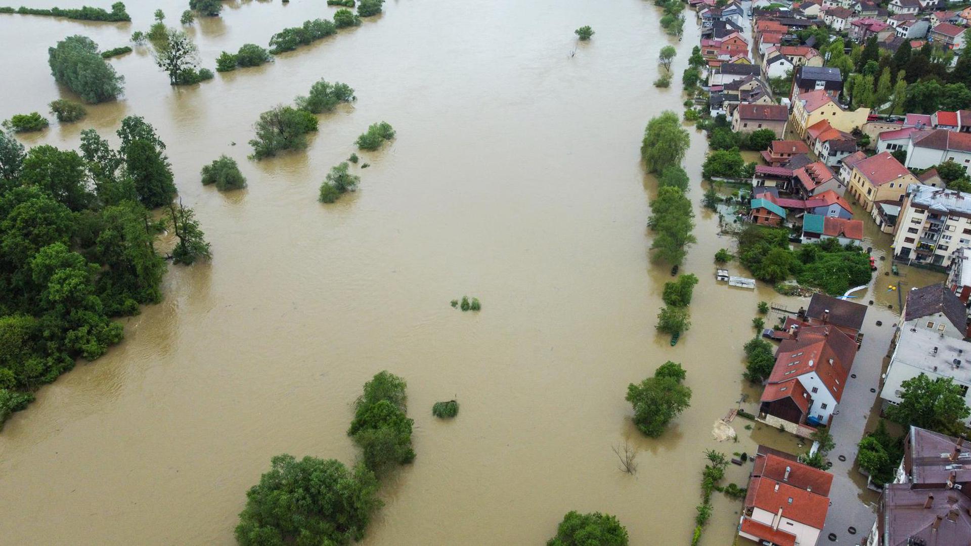 Jučer je uvedeno izvanredno stanje obrane od poplava za područje Hrvatske Kostajnice kada je vodostaj rijeke Une premašio razinu od 450 cm.