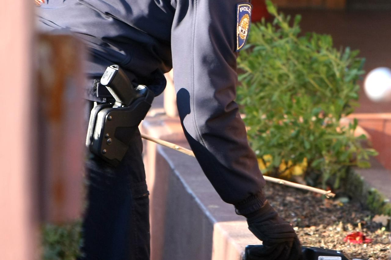 07.12.2013., Zagreb - Jucer u 18:50 nepoznati pocinitelj je u Dubravi u ulici Zuti breg vatrenim oruzjem usmrtio dvije osobe, a jednu tesko ozlijedio. Nakon pucnjave dvije su osobe prevezene u KB Dubrava, jedna osoba u bolnici podlegla je ozljedama, a dru