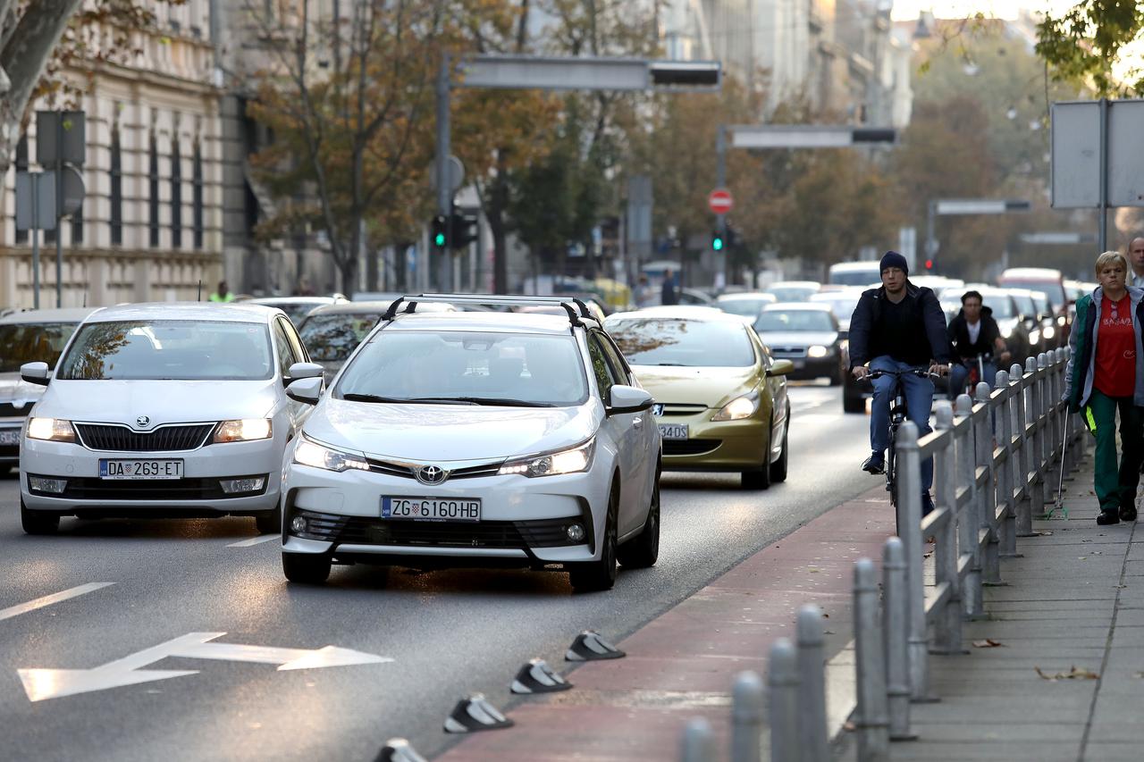 Zagreb: Dnevna svijetla na automobilima moraju biti upaljena već od 1.11.