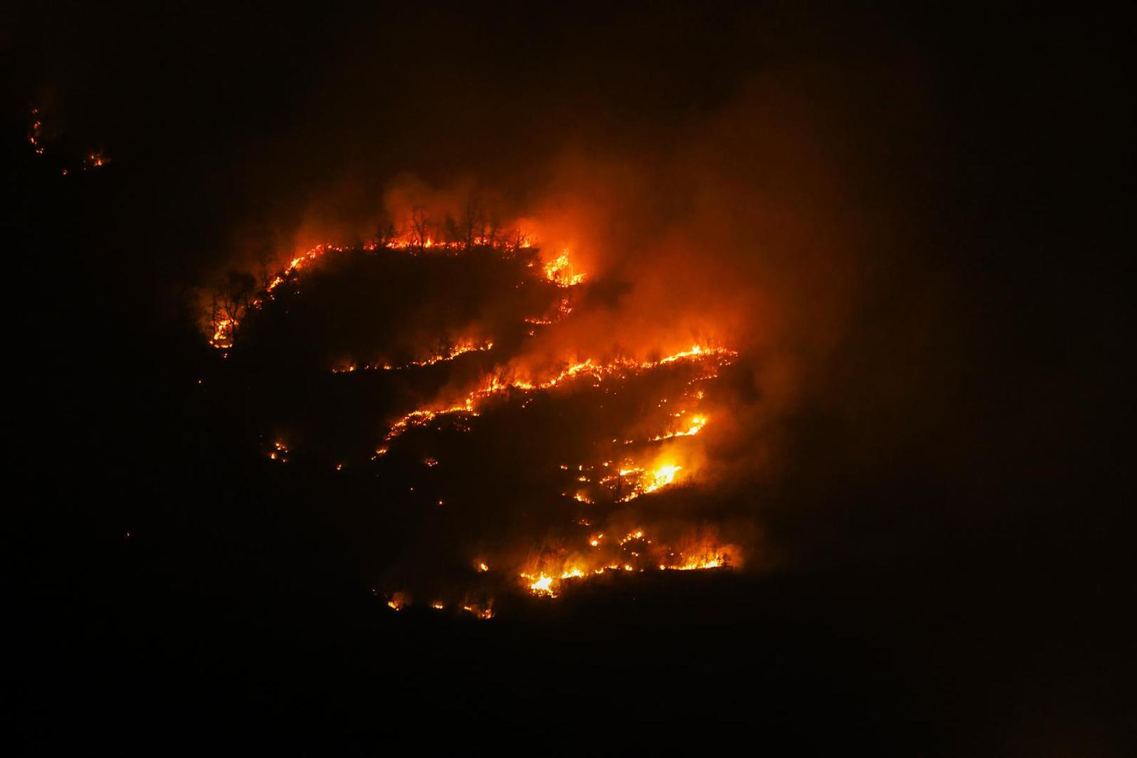 05.02.2025., Susnjevica- Danas oko 15 sati izbio je požar podno Učke, na području Kožljaka, točnije Jasenovika. Gori trava i nisko raslinje, a tamošnje kuće nisu ugrožene. Na terenu je 50 vatrogasaca s 15 vozila.  Photo: Srecko Niketic/PIXSELL