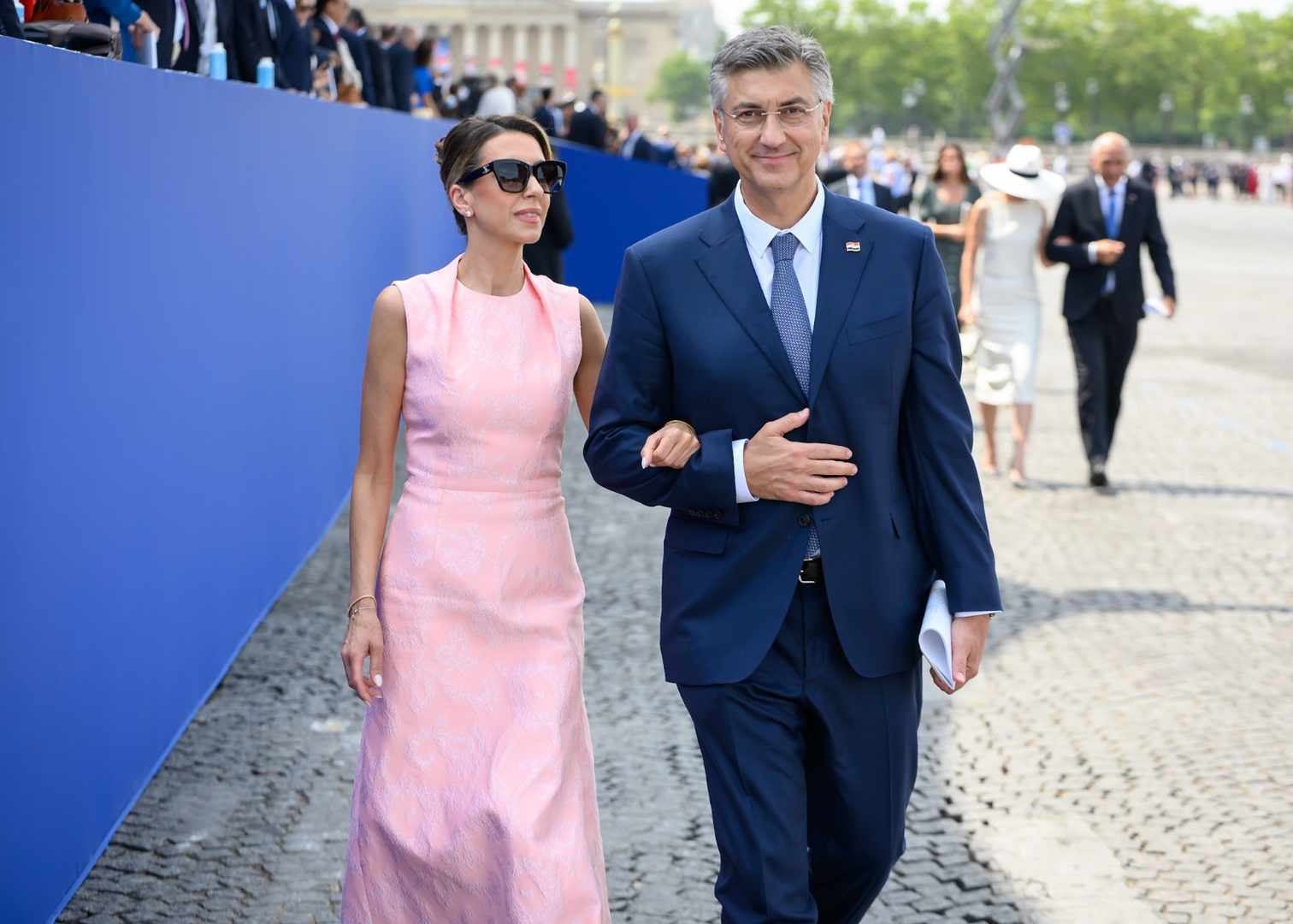 Za tu je prigodu odabrala elegantnu, usku dugu haljinu bez rukava u nježnoj ružičastoj boji koja je pratila liniju tijela.