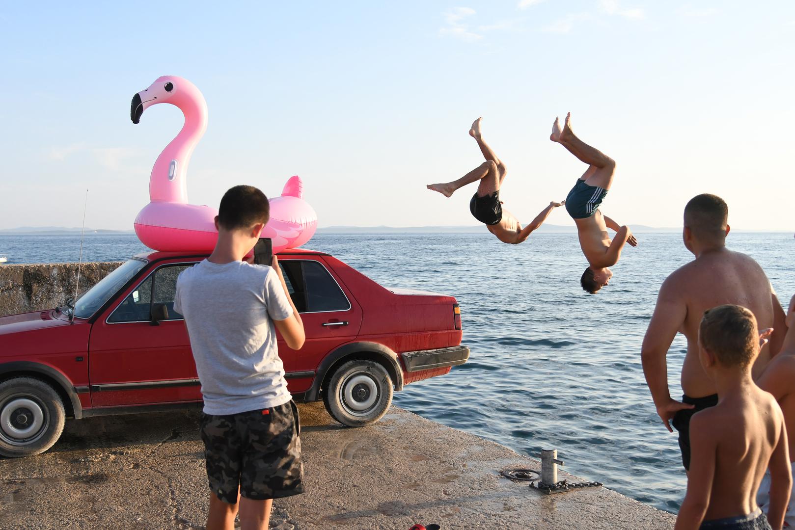 Na odmoru na otoku Viru, točnije na popularnoj plaži Miljkovica, suočili su se s malim problemom – nedostatkom mola za skakanje u more. 