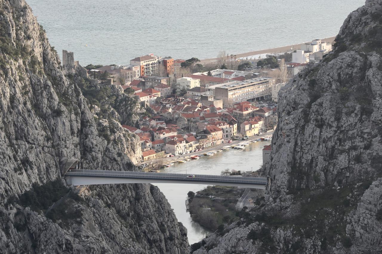 Omiš: Obilne kiše zamutile rijeku Cetinu