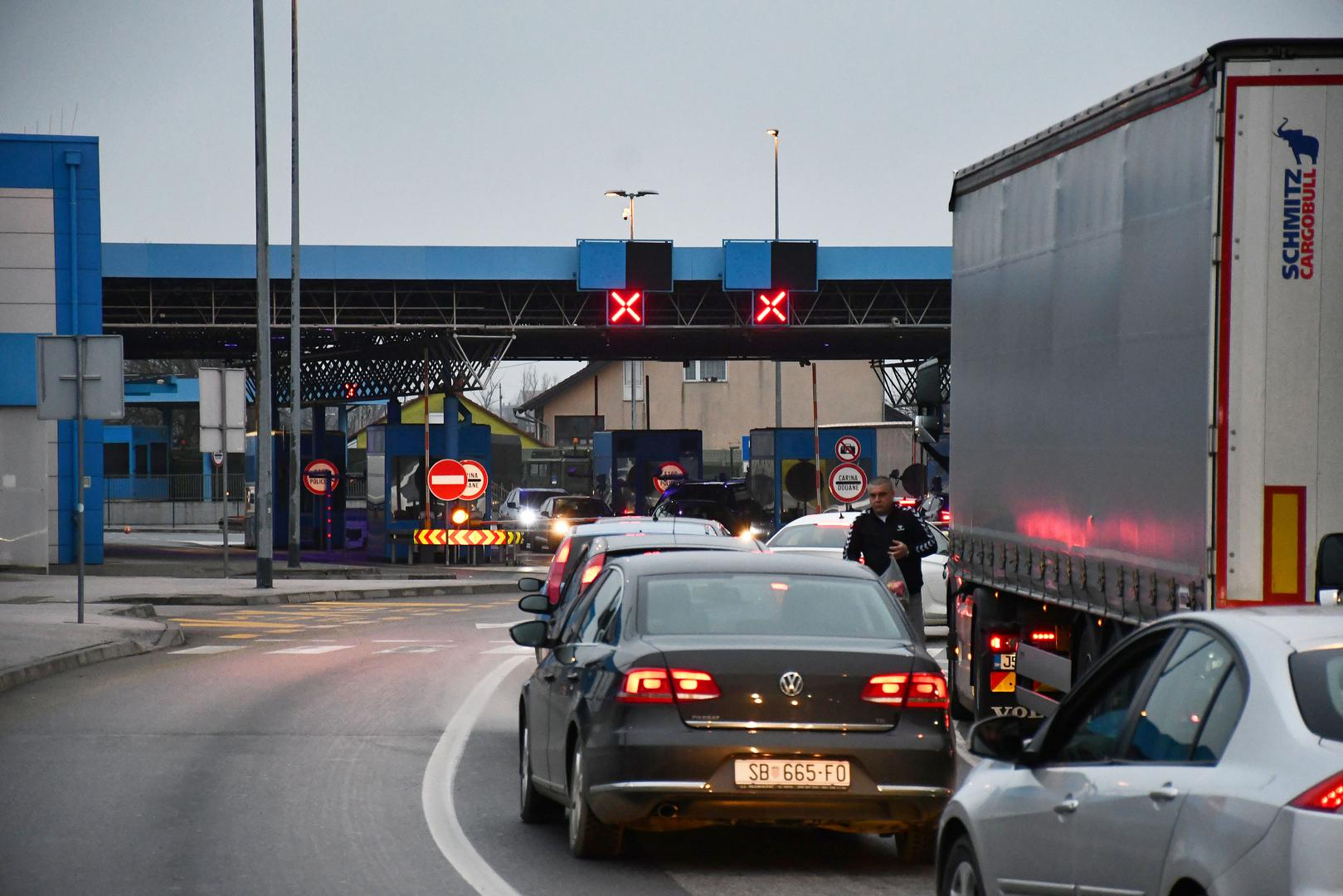 Uskrsni blagdani prilika su kada brojni naši građani odlaze u inozemstvo na odmor ili u posjet rodbini, ili njima dolaze rođaci i prijatelji, noseći poklone ili prehrambene namirnice