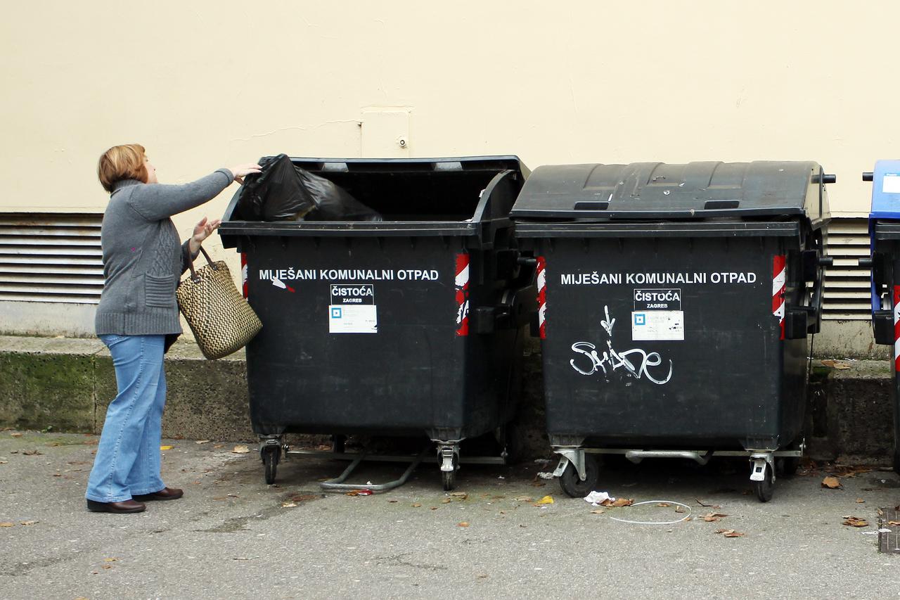 09.11.2014., Zagreb - Kontejneri za razni otpad postavljeni uz zgradu. Photo: Goran Jakus/PIXSELL