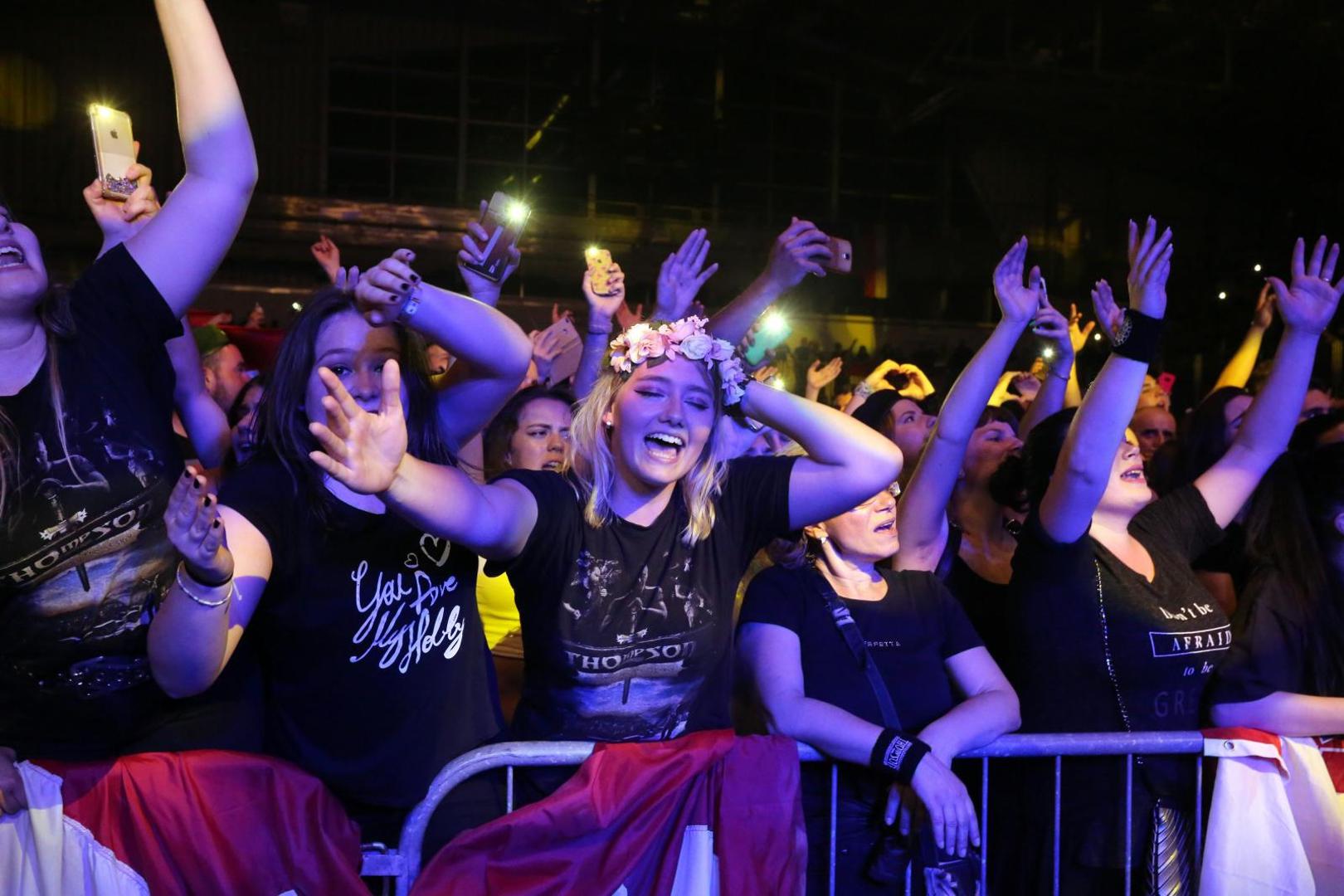 Oduševljeni Thompsonovi fanovi uživali su u poznatim hitovima