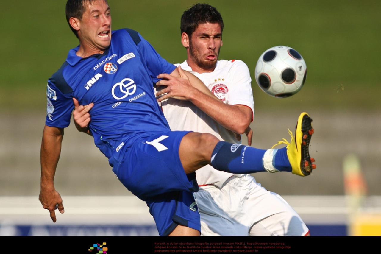 '01.07.2010, Stadion FC Kempten, Kempten, GER, Vorbereitungsspiel Dinamo Zagreb vs Olympiakos Piraeus,  im Bild Miroslav Slepicka (Dinamo Zagreb Nr20) und Ieroklis Stoltidis (Olympiakos Piraeus Nr6)  