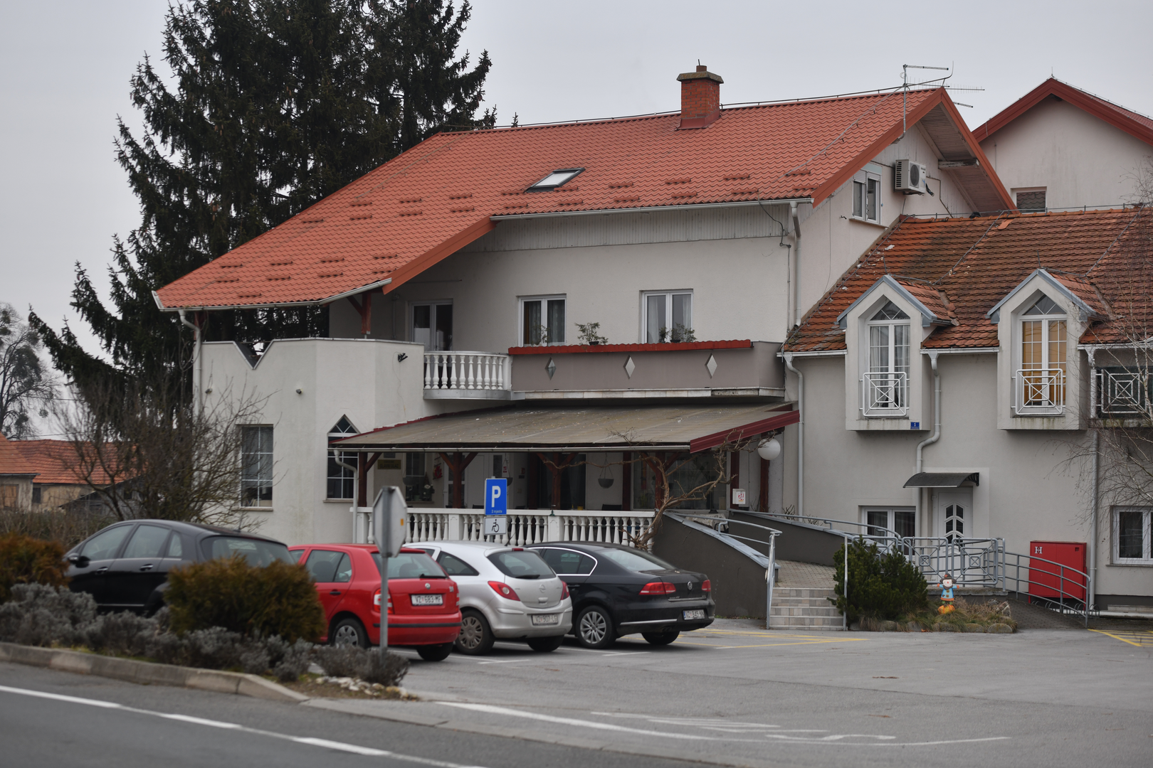 Među uhićenima su i visokopozicionirane osobe iz gradskih upravnih tijela, a istraga se odnosi na zloupotrebe, trgovanje utjecajem i mito. Gradonačelnik Varaždina, Neven Bosilj, potvrdio je da je akcija u tijeku.