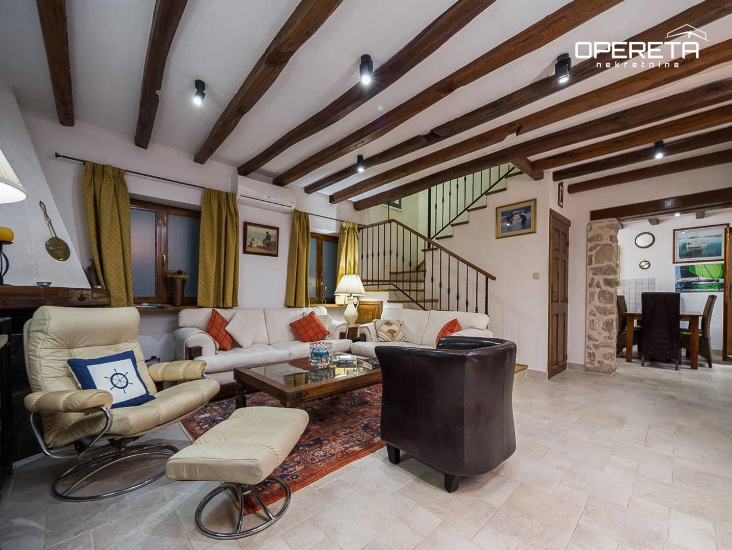 Ukupna površina kuće iznosi 144 m², raspoređena na 3 etaže ( prizemlje + 2 kata). U prizemlju kuće nalazi se kuhinja s blagovaonicom te prostrani dnevni boravak s izlazom na uređeno popločano dvorište koje nudi intimu i prostor za druženje.