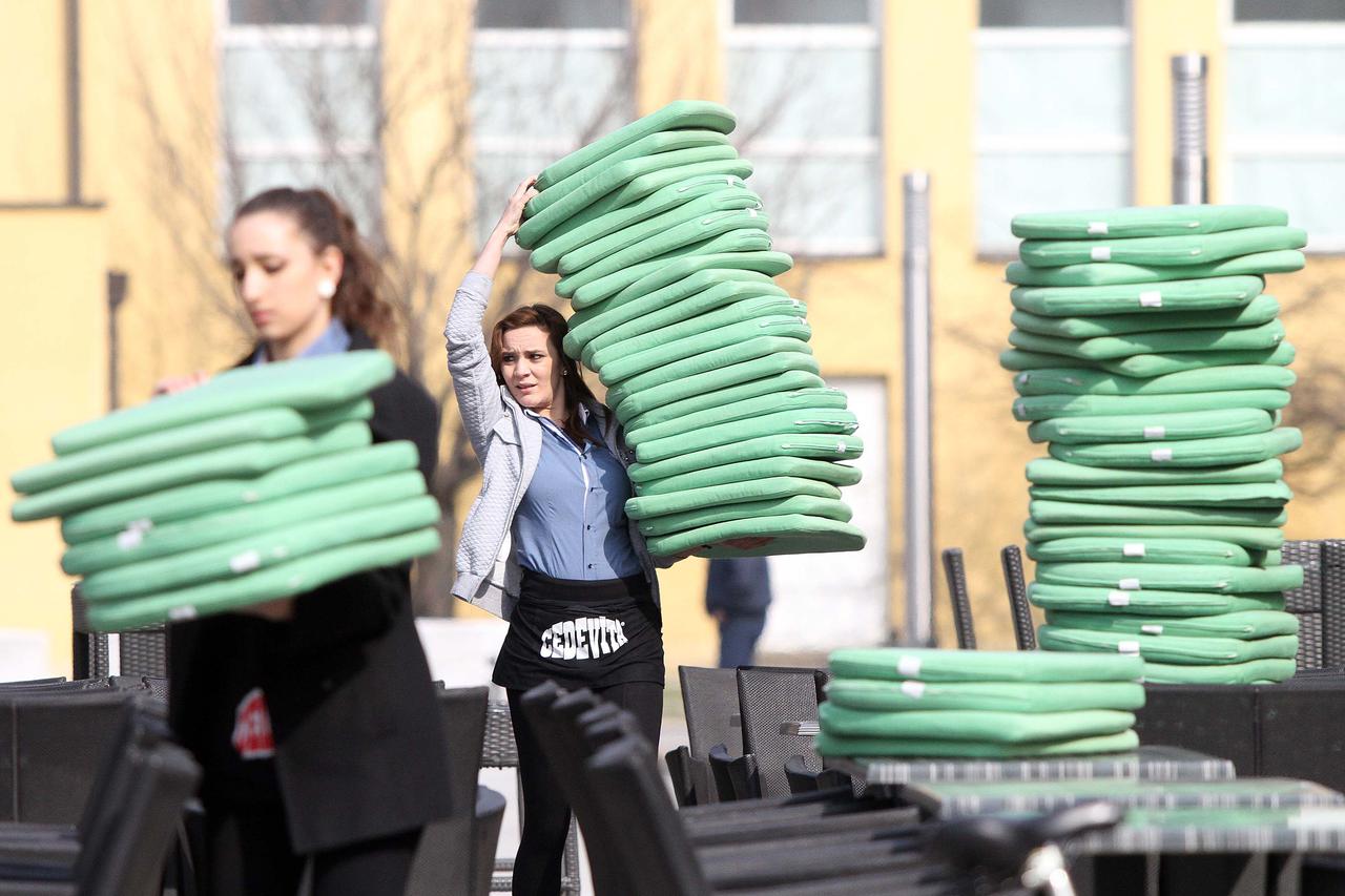 16.03.2015., Cakovec- Konobarice postavljaju terasu. Photo: Vjeran Zganec Rogulja/PIXSELL