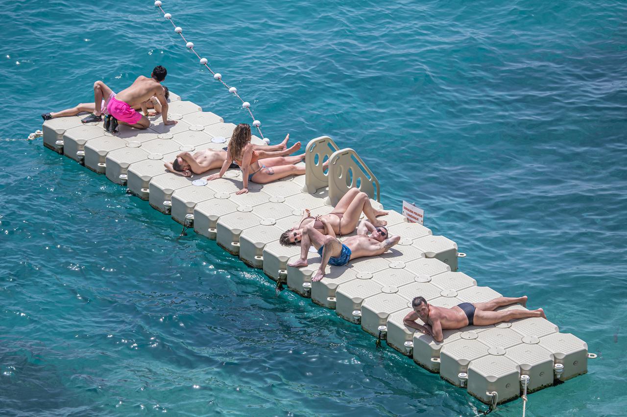 Turisti u Dubrovniku osvježavaju se na razne načine