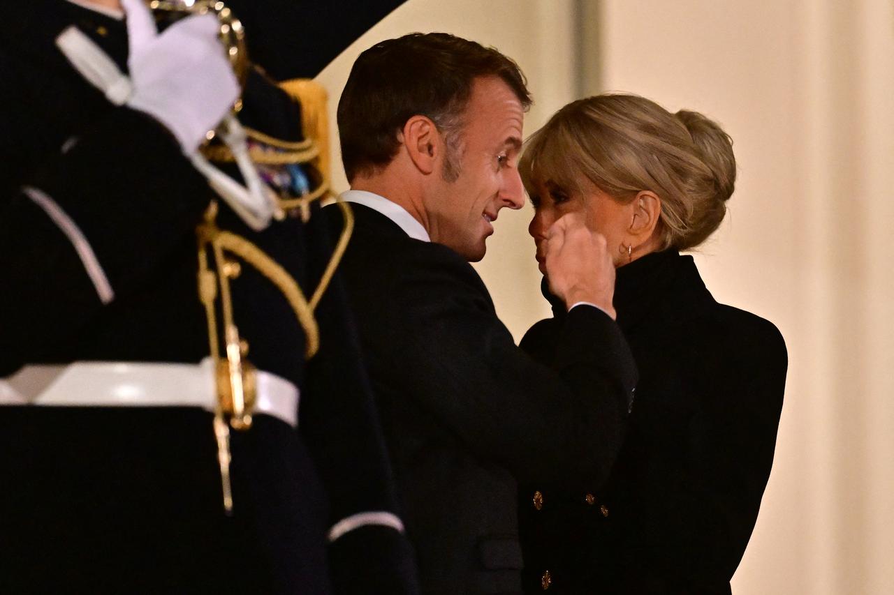 Le président Emmanuel Macron et sa femme Brigitte Macron accueillent les invités au dîner de la 8ème édition du Forum de Paris sur la paix au palais de l'Elysée à Paris