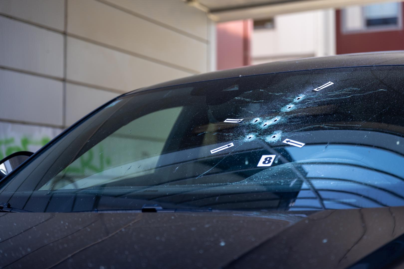 Gađali su u vozačevu stranu na vjetrobranskom staklu. To bi značilo da bi, da je Boto kojim slučajem u trenutku incidenta bio na vozačevu mjestu, moglo biti tragičnih posljedica