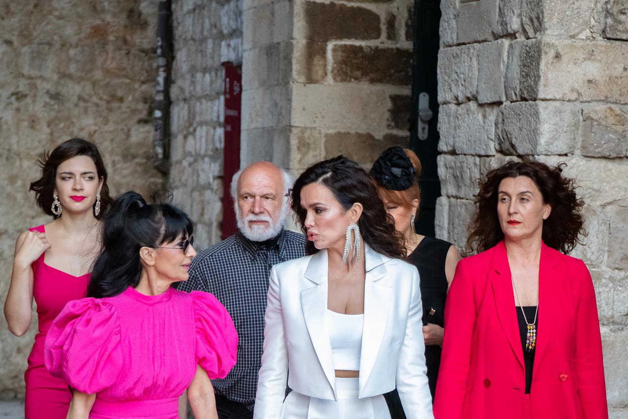 Dubrovnik: Svečano otvorena izložba Dimitrija Popovića i Marka Vrdoljaka "One su ovdje"