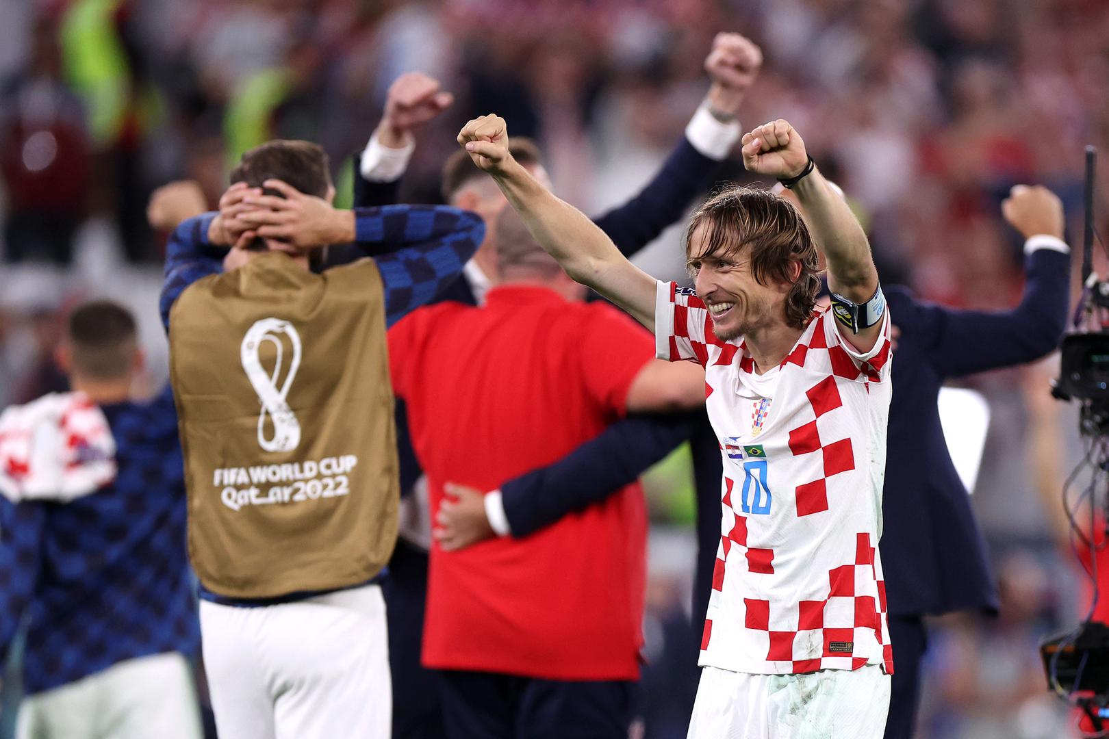 Hladnokrvni su bili Nikola Vlašić, Lovro Majer, Luka Modrić i Mislav Oršić, dok je junak Livaković obranio prvi udarac Rodrygu. Konačnu potvrdu prolaska donijela je vratnica koju je pogodio Marquinhos, čime je Hrvatska drugi put zaredom osigurala mjesto u polufinalu Svjetskog prvenstva i poslala Brazil kući.