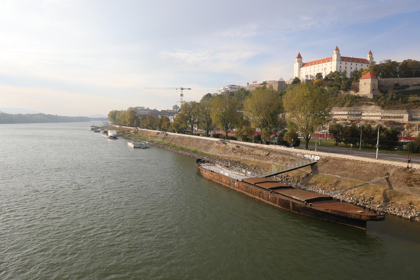 Ne treba zaboraviti ni Bratislavu, kompaktan i šarmantan grad na Dunavu, smješten između Beča i Budimpešte, koji nudi zanimljivu mješavinu komunističke arhitekture i slikovitih uličica starog grada, a sve to uz cijene koje neće opteretiti vaš budžet.