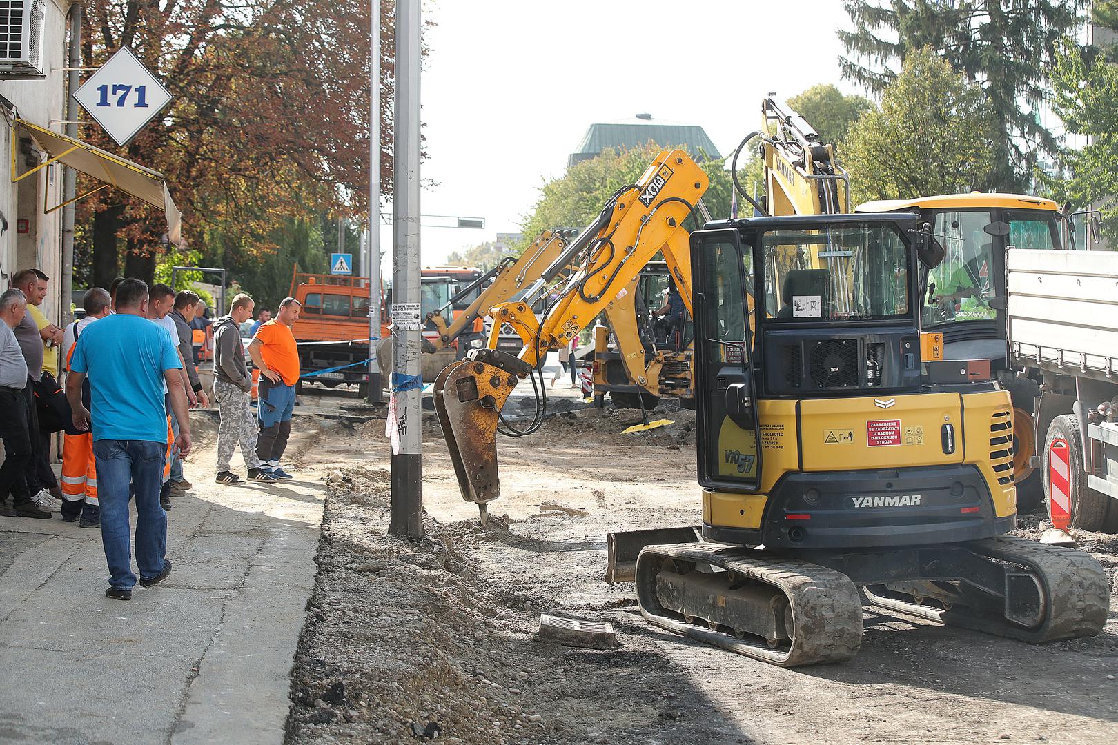 27.9.2021., Zagreb - Zbog puknute vodovodne cijevi u Selskoj ulici poplavljen je dio gradske cetvrti Tresnjevka sjever. Cijev je pukla ispred kucnog broja 173 u Selskoj ulici, gdje je nastala velika i duboka rupa. Podrumi, garaze i neka kucanstva u Selskoj i okolnim ulicama su poplavljena. Trenutno se sanira ostecenje vodovodne cijevi, pa je promet tim djelom Selske ulice zatvoren. Popisivaci bi kroz nekoliko dana trebali izaci na teren kako bi ustvrdili stetu na poplavljenim objektima. Photo: Goran Stanzl/PIXSELL
