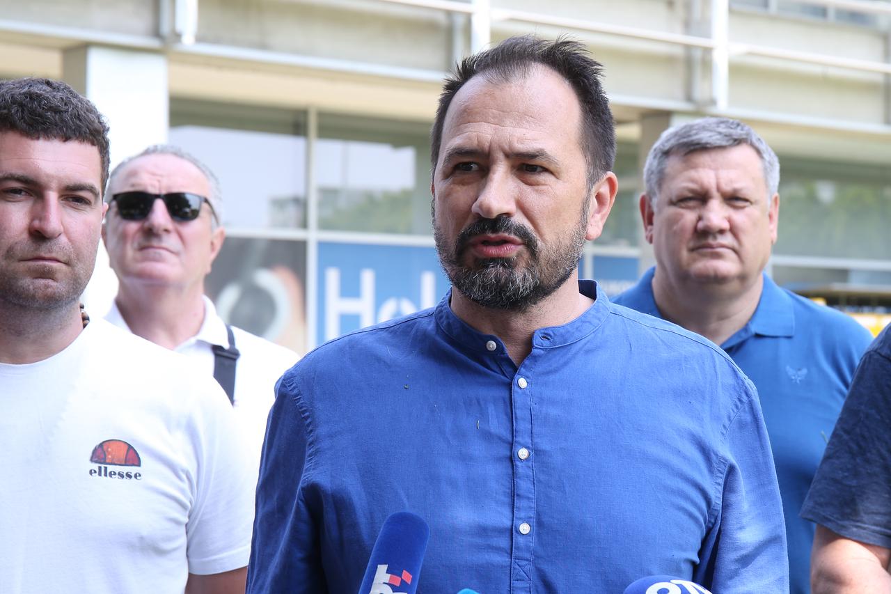 Zagreb: Domovinski pokret i Agremeri održali konferenciju za medije ispred zgrade Holdinga