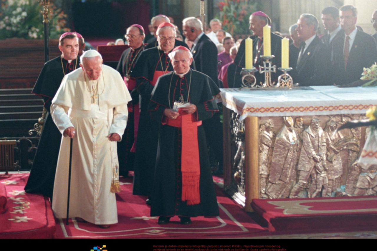 '02.10.1998., Zagreb - Papa Ivan Pavao II. u obilasku zagrebacke katedrale gdje se pomolio na grobu kardinala Alojzija Stepinca. Papu su pratili kardinal Franjo Kuharic i nadbiskup Bozanic i drugi crk