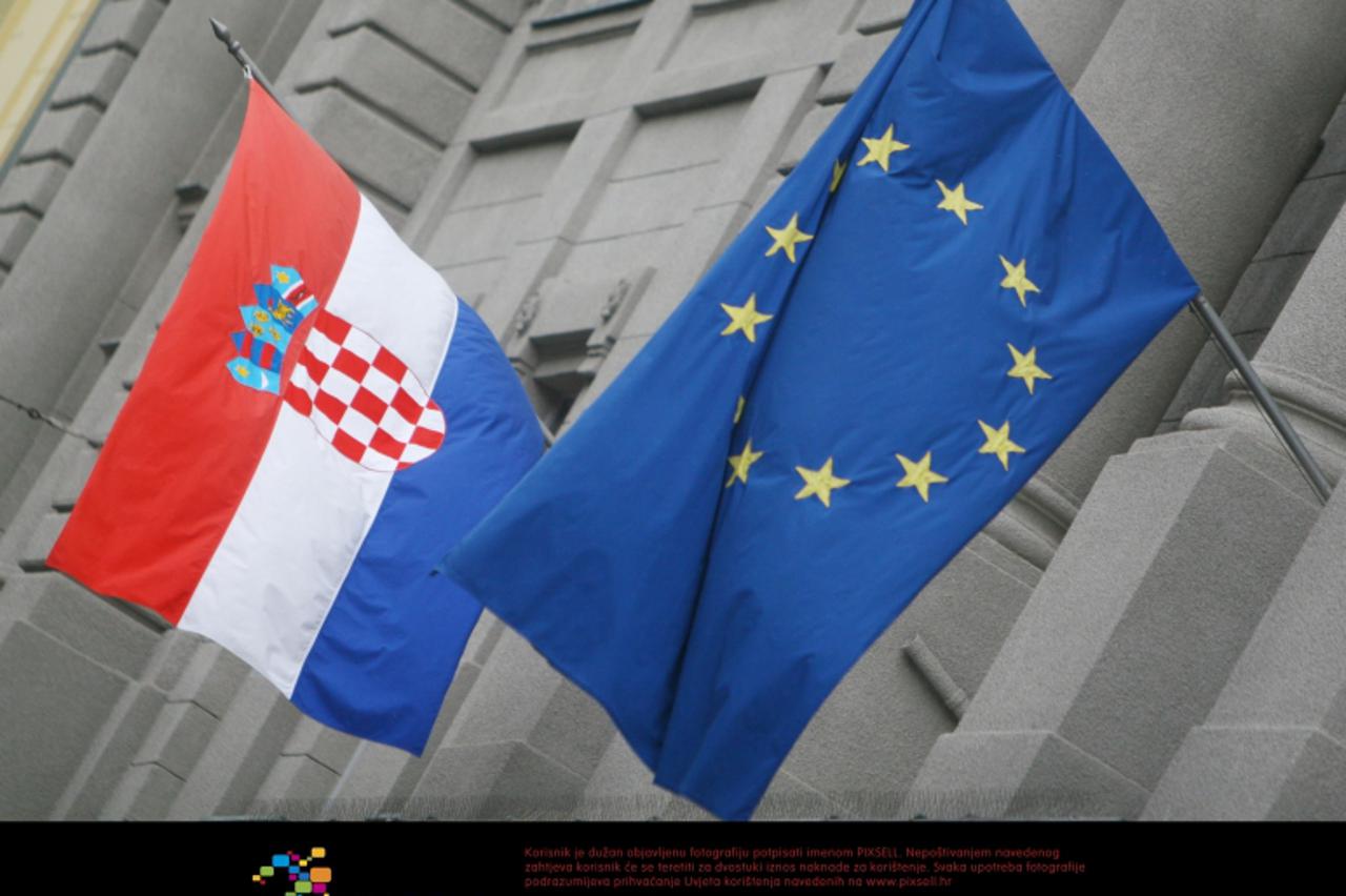 '21.01.2011.,Zagreb - Na zgradi Ministarstva financije zastava Europske unije i hrvatska zastava  izvjesene su na procelje zgrade. Photo: Goran Jakus/PIXSELL'