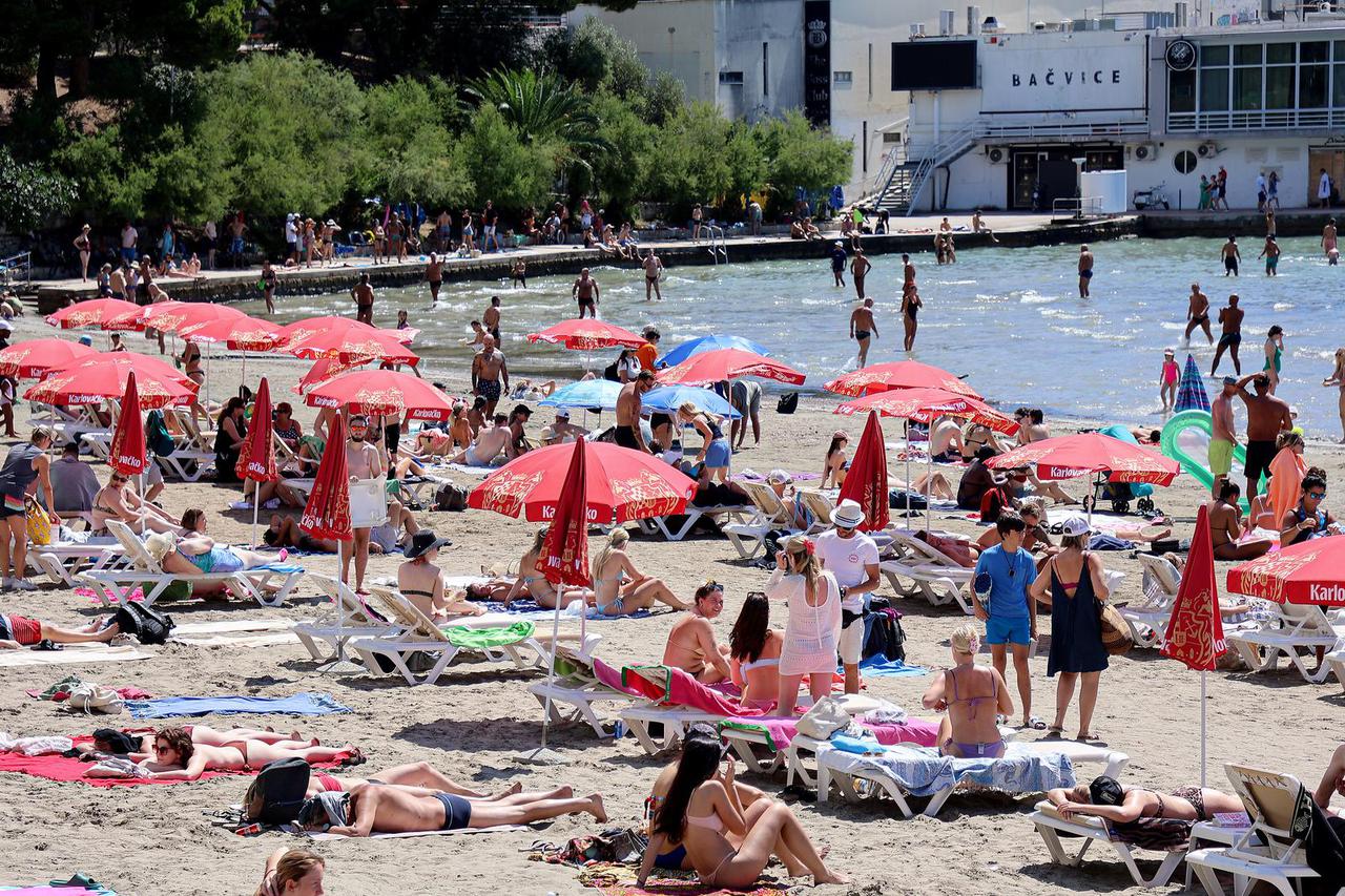 Turisti i građani uživaju u suncu i moru na Bačvicama