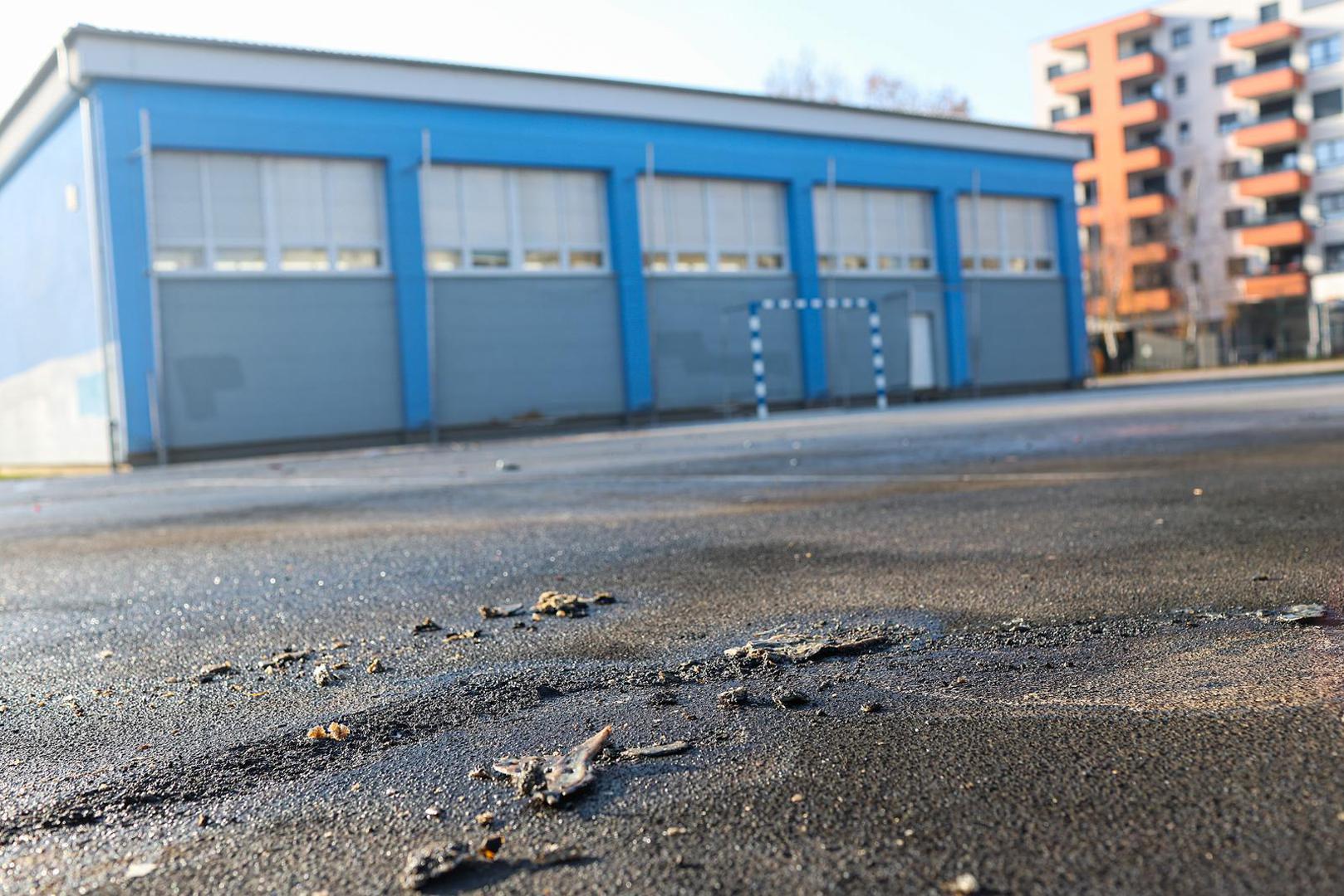 Nakon događaja oglasila se policija:

"Jučer 29. prosinca oko 22.45 sati na Novoj cesti na Trešnjevci, na igralištu odgojno-obrazovne ustanove, zasad nepoznati počinitelji ulili su u plastičnu posudu zasad neutvrđenu zapaljivu tekućinu i zapalili otvorenim plamenom uslijed čega je došlo do eksplozije..."