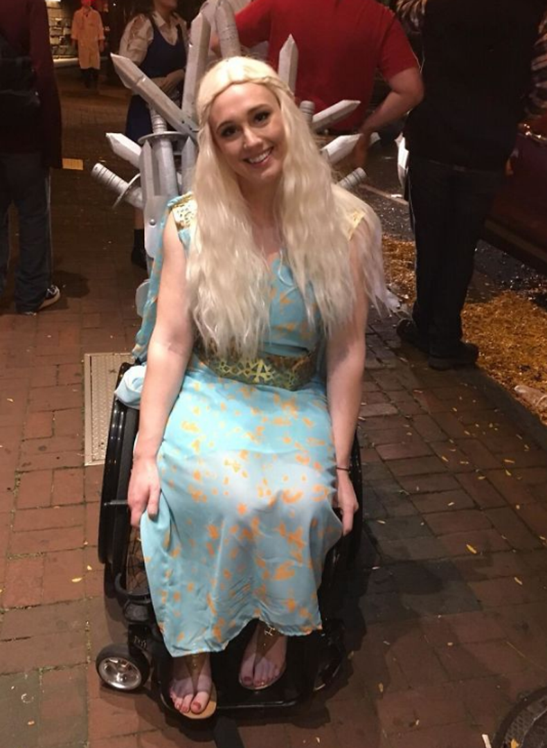 Djevojka u invalidskim kolicima pronašla je savršeni kostim za Noć vještica - svoja kolica pretvorila je u prijestolje baš kao ono u seriji "Igra prijestolja".