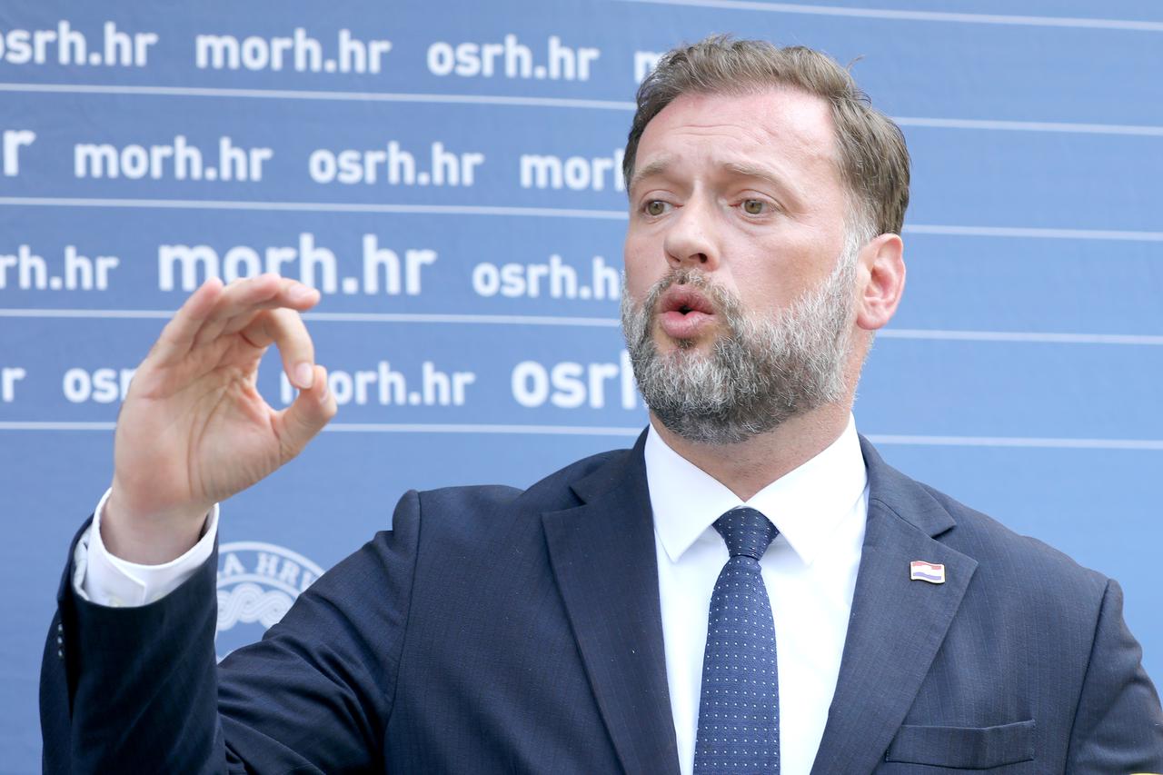 Zagreb: Ministar Banoži? održao je konferenciju za medije nakon sve?anosti uru?enja rješenja kadetima