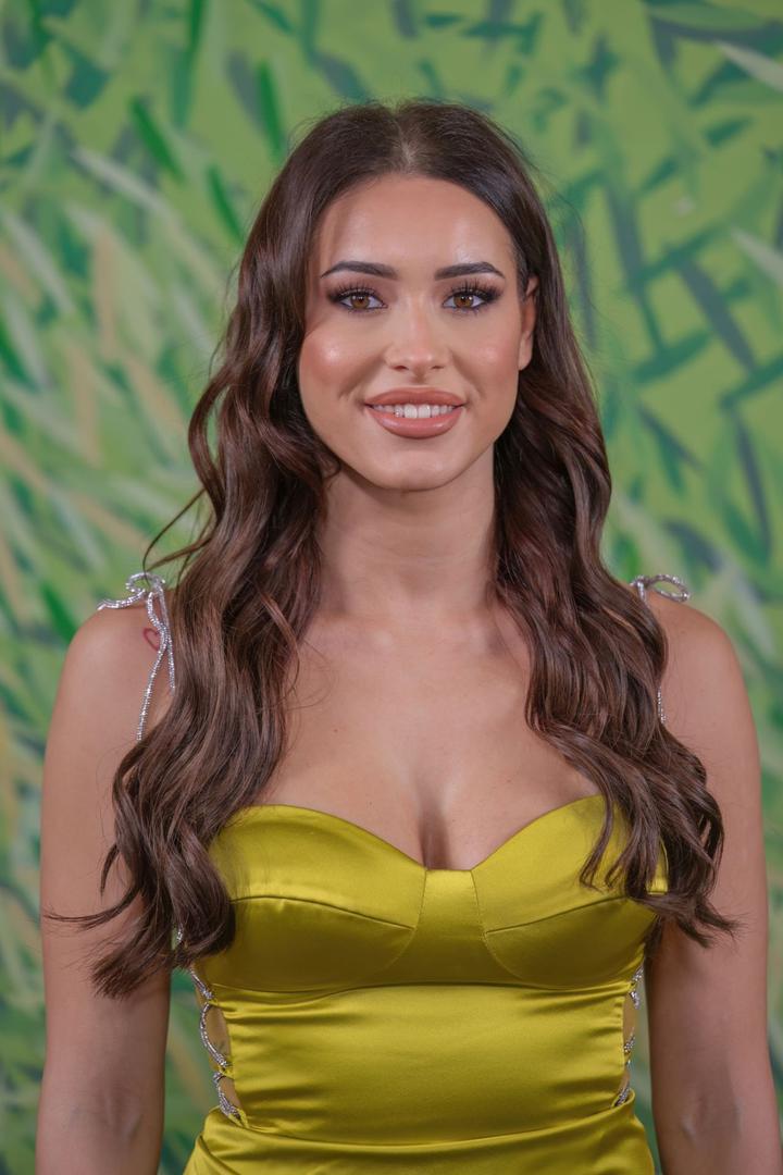 MARTINA BLAŽEVIĆ – MISS GRADA ZAGREBA Martina ima 23 godine i dolazi iz Zagreba. Završila je Prirodoslovnu školu Vladimir Prelog, smjer kozmetičar, i od 2022. godine radi u struci. Ljepota i šminkanje njezina su prava strast, a želja joj je izgraditi karijeru u beauty industriji. Aktivno govori engleski jezik. U slobodno vrijeme ide u teretanu, voli putovati i družiti se s obitelji i prijateljima.