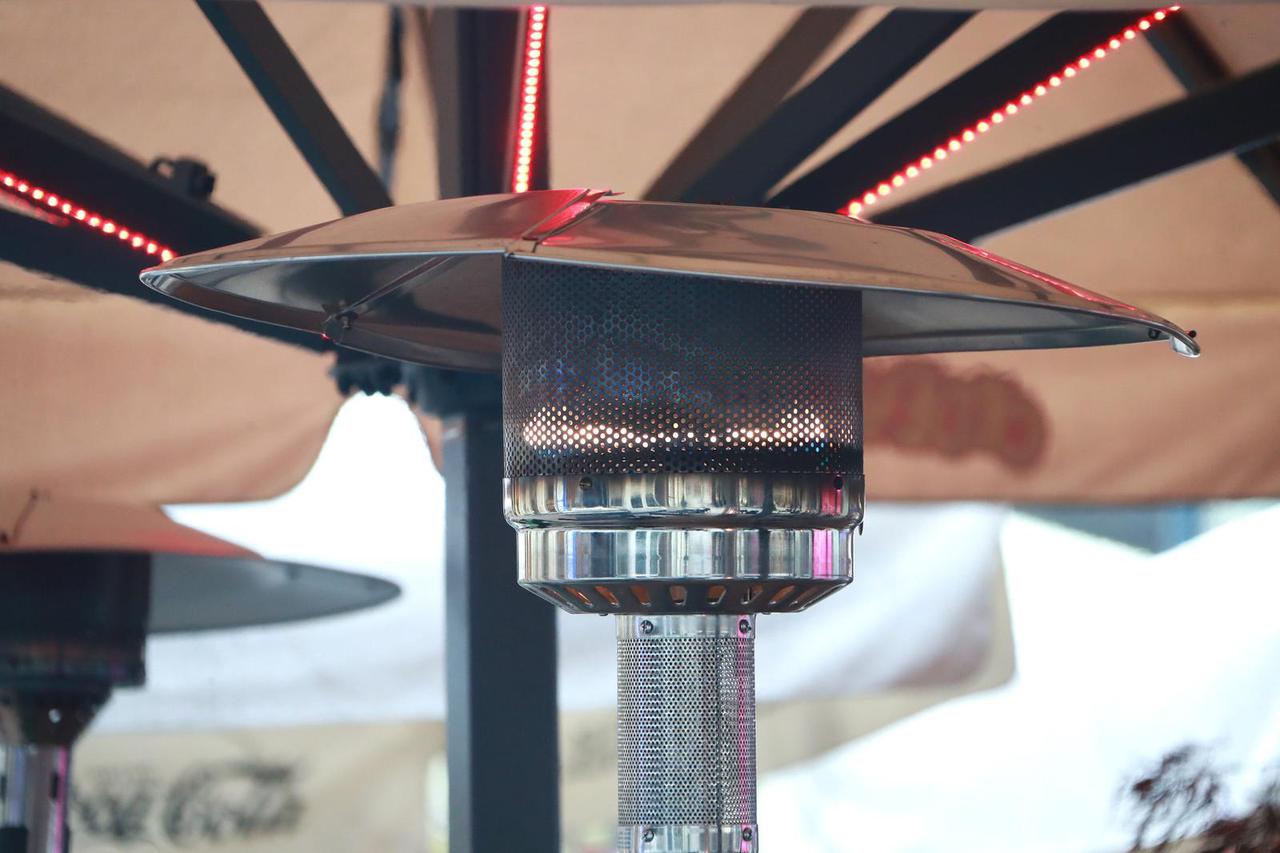 Zagreb: Grijalice i deke na terasama kafića kako bi gostima bilo ugodnije